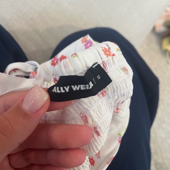 White crop top/bustier with flowers - Picture 2 of 3